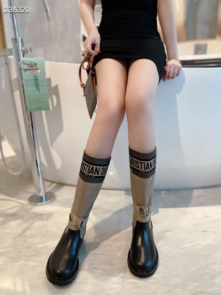 👟👟Ex-factory price 560👟👟 Dior color-blocking new boots for autumn and winter, the latest electric embroidery color-blocking letter logo for autumn and winter, round-toe high-top knight boots for women, Material: first-layer cowhide stitched with electric embroidery fabric, sheepskin lining for feet, original molded TPU outsole Size: 35-40 yards
